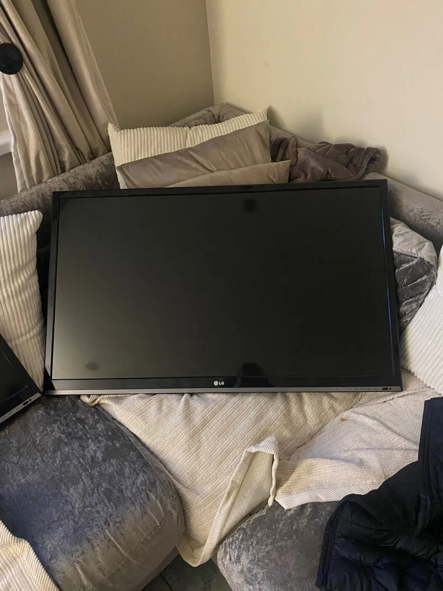 2 X 50inch flat screen TVs for sale - Image 1