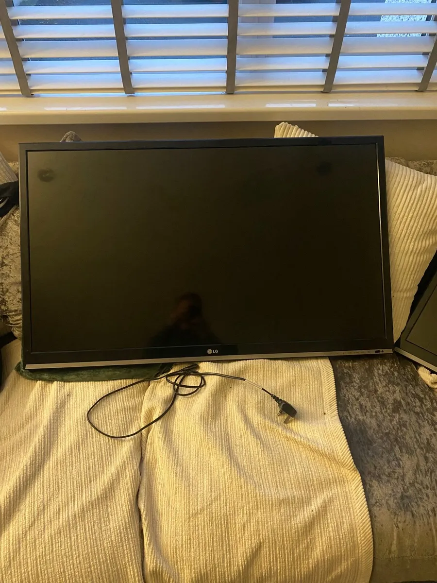 2 X 50inch flat screen TVs for sale - Image 3