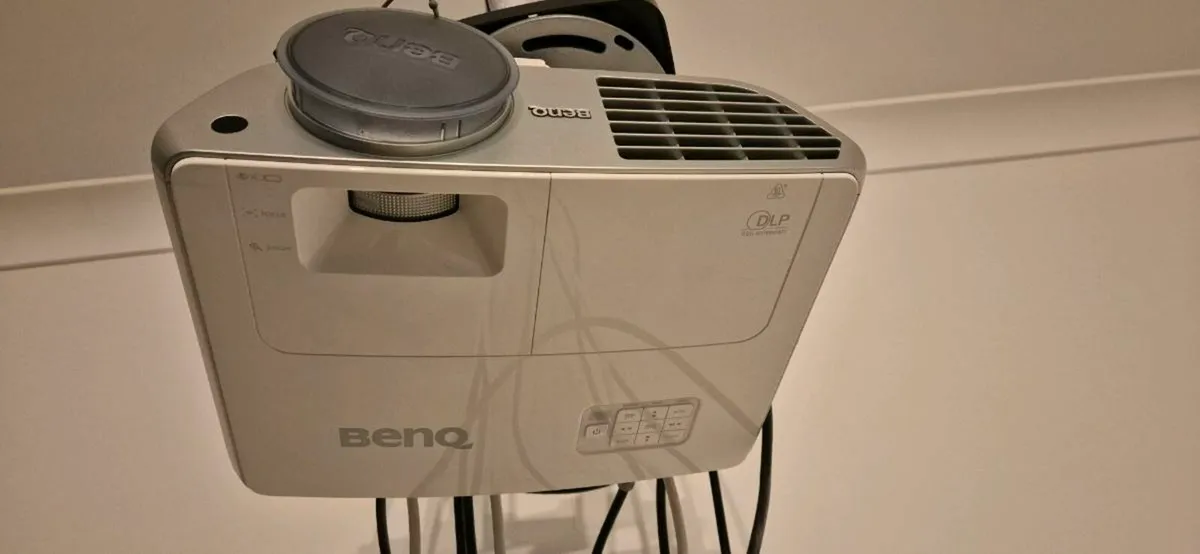 Benq W 1060 Projector - Image 3