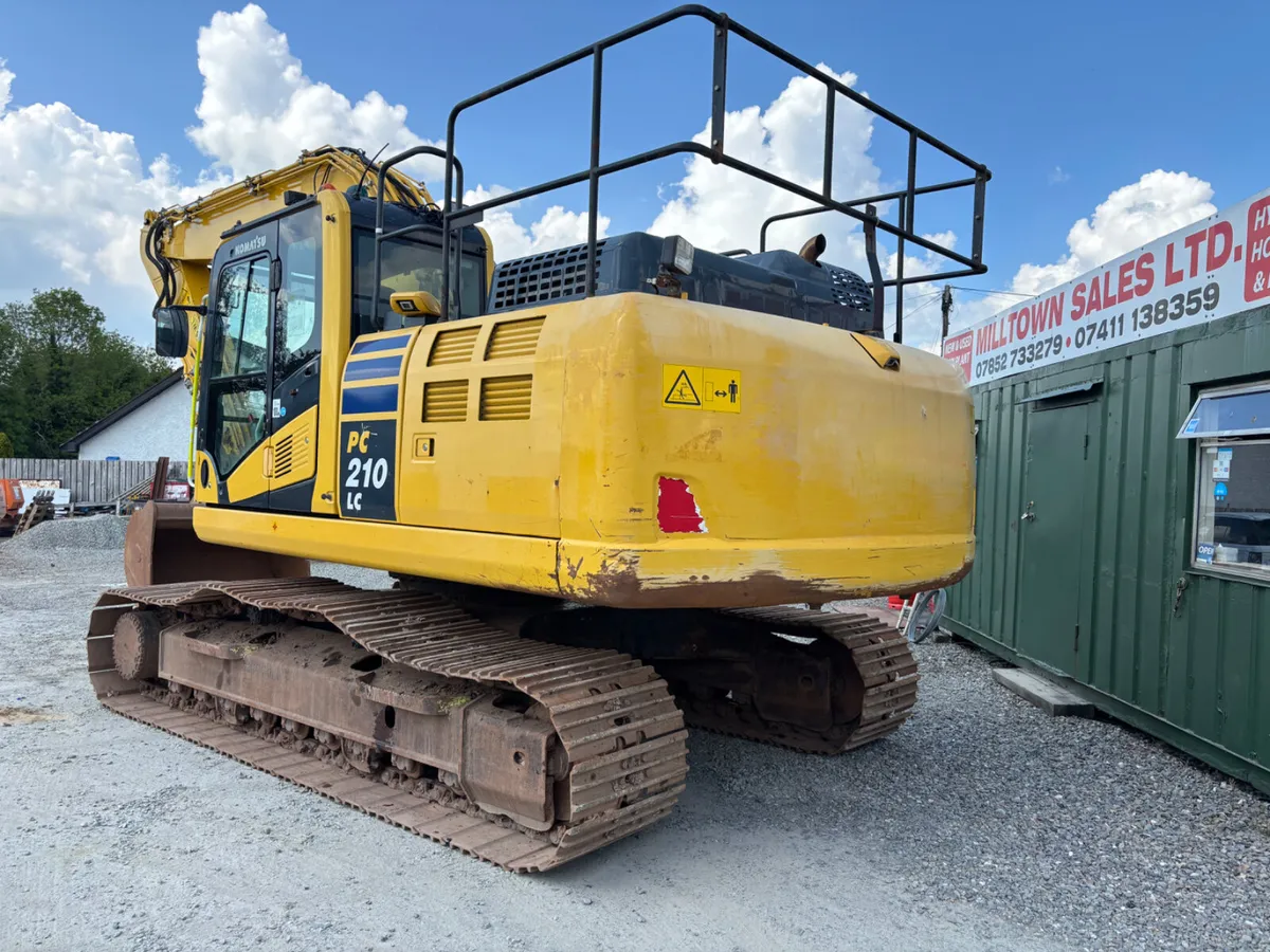 2019 Komatsu PC 210-11 Tracked Excavator - Image 3