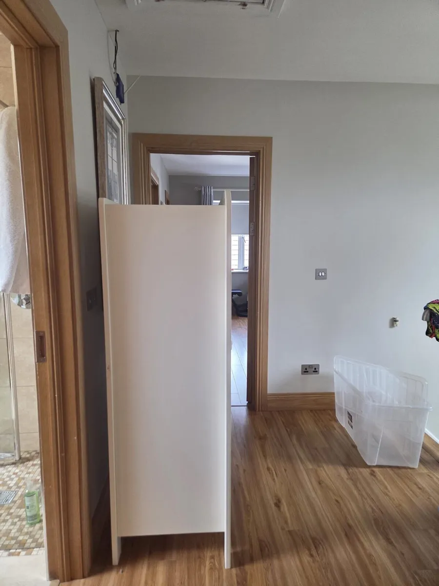 Child’s wardrobe - Image 1
