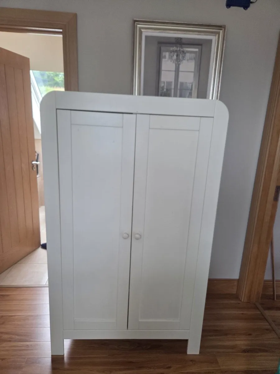 Child’s wardrobe - Image 4