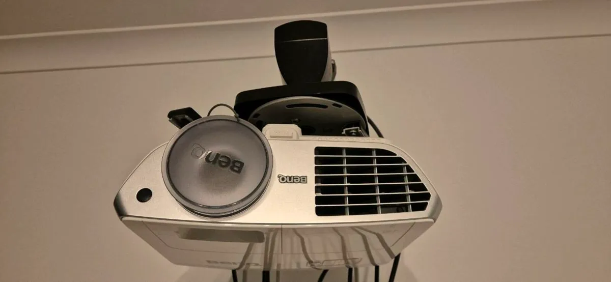Benq W 1060 Projector - Image 2