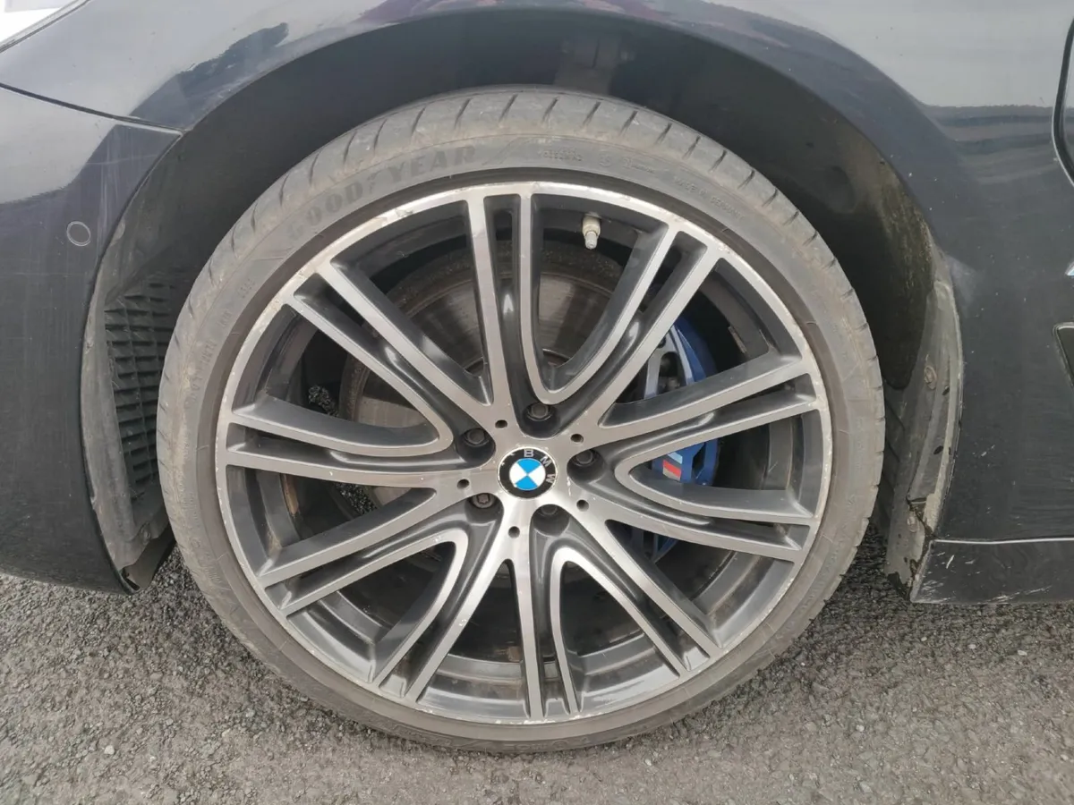 BMW 5 Series 2018 530e M Sport Carbon Black - Image 4