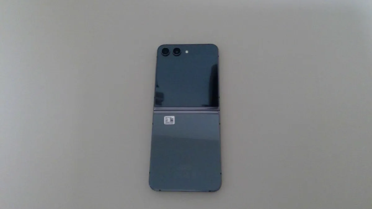 Samsung Galaxy Z Flip5 256GB - Very Good Condition - Image 1