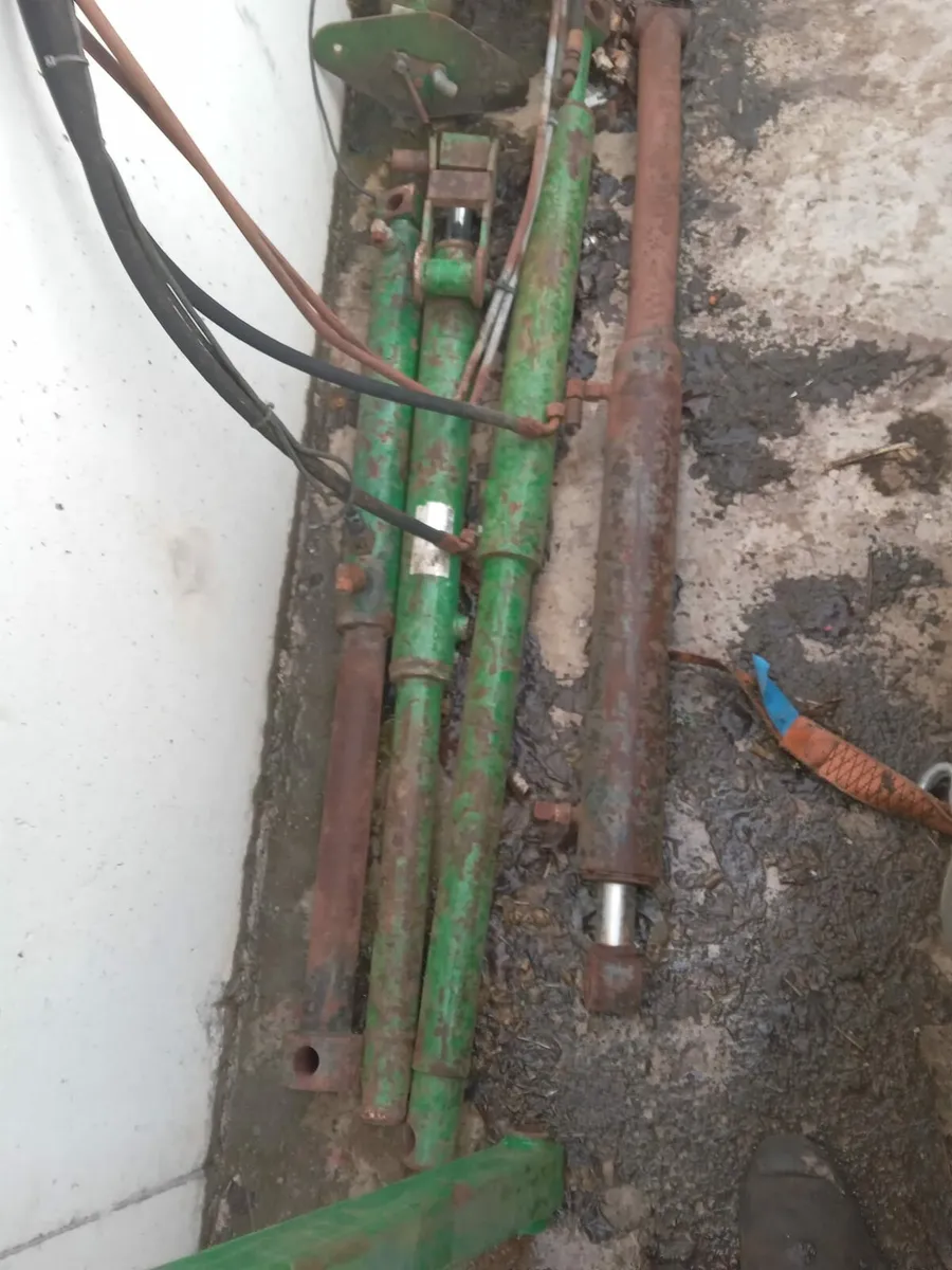 Hydraulic rams - Image 1