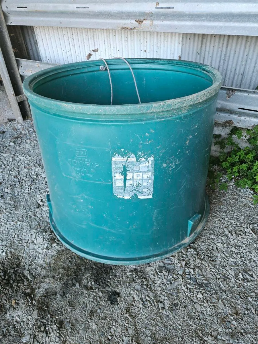 Bale wrap tidy bin