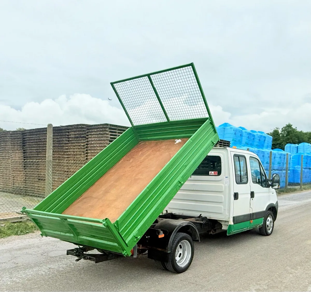 2011 Iveco crew-cab tipper new test - Image 2