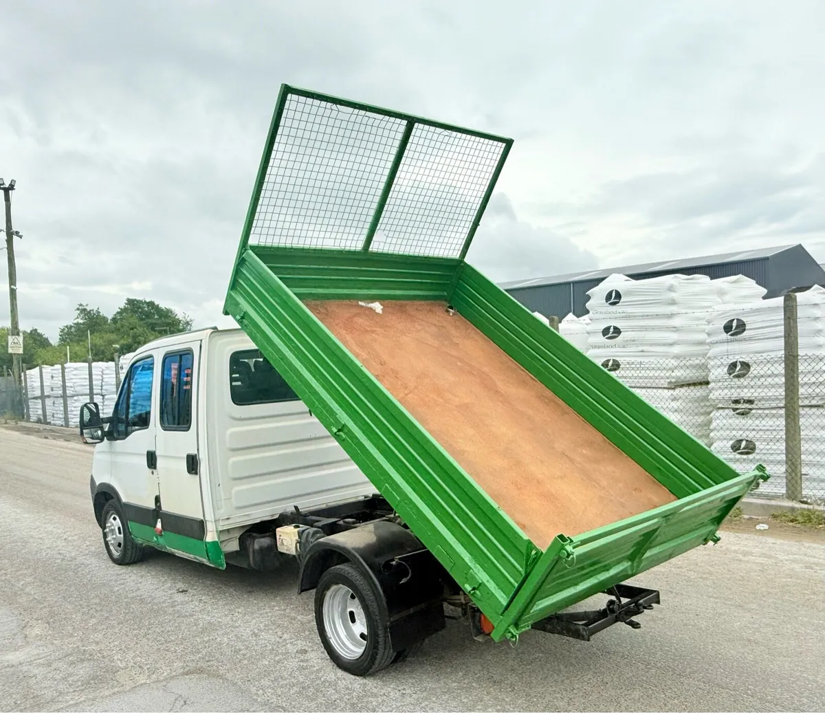 2011 Iveco crew-cab tipper new test - Image 3