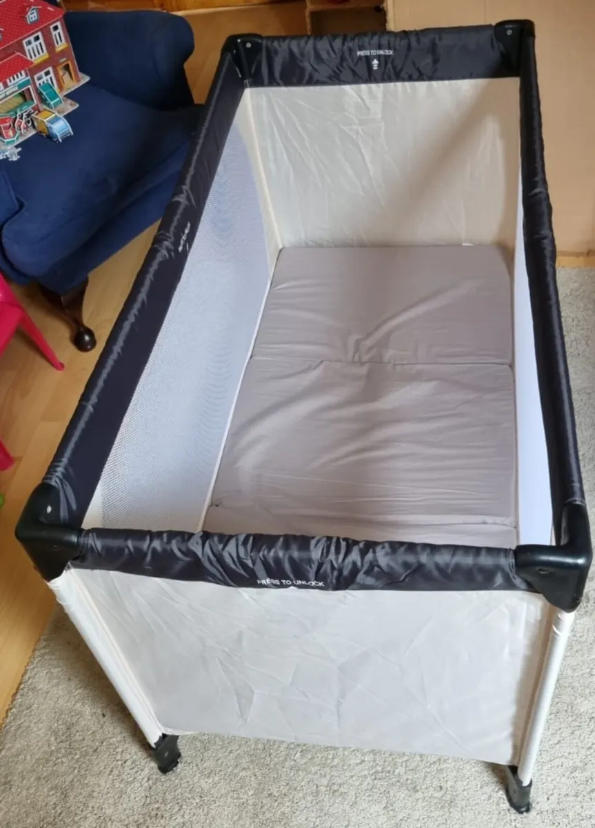 Hauck Travel Cot - Image 2