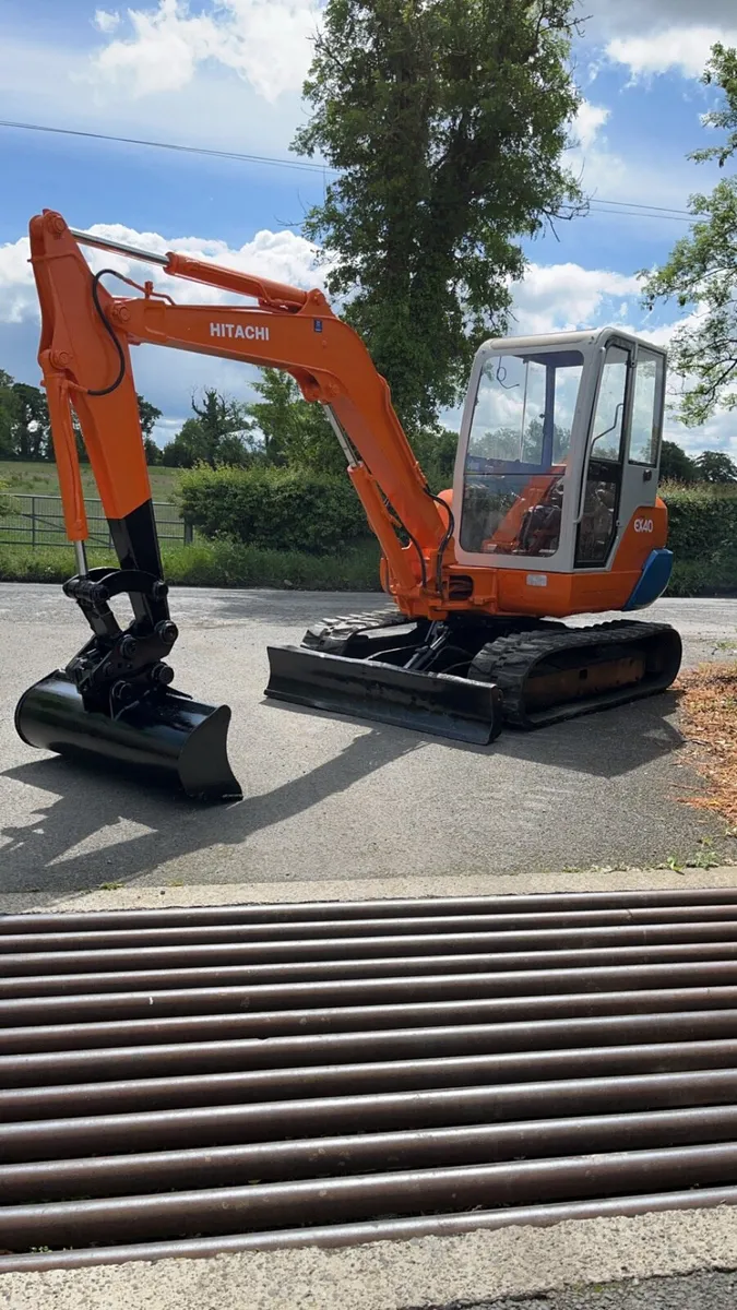 Hitachi ex40 mini digger - Image 1