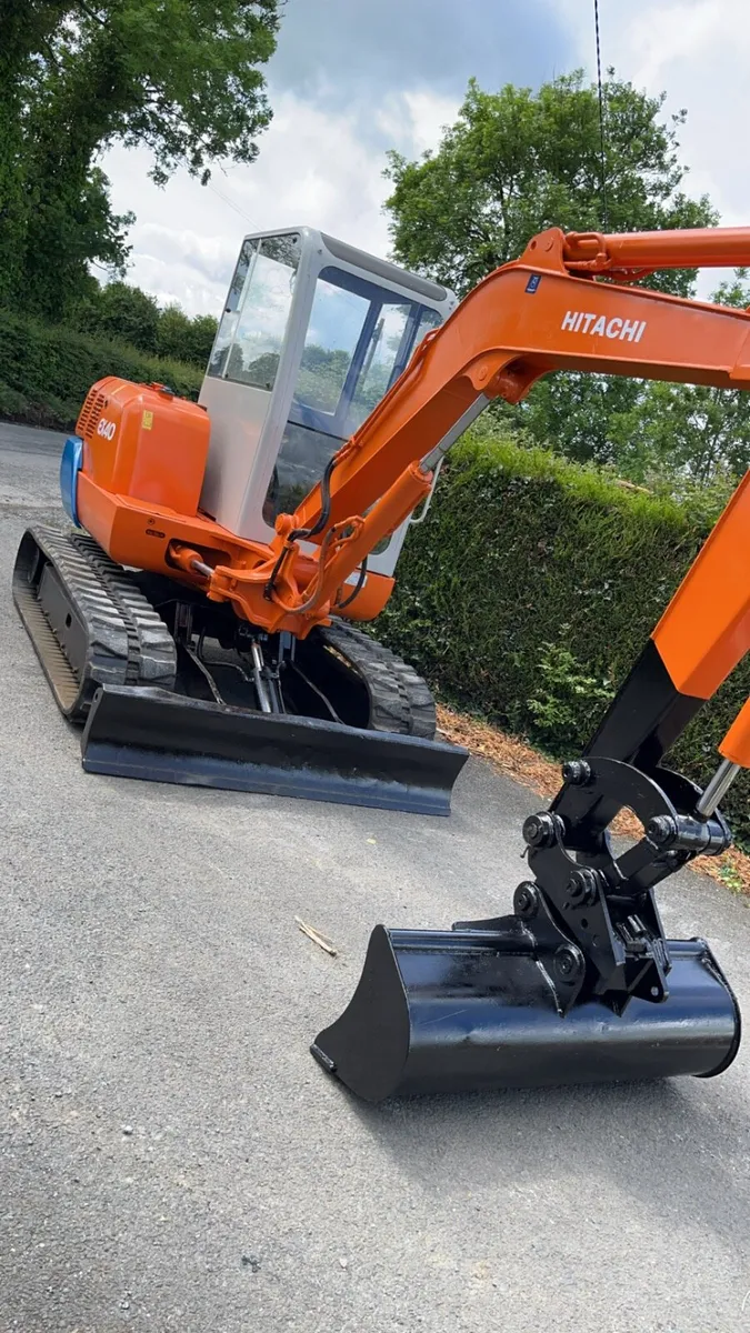 Hitachi ex40 mini digger - Image 3