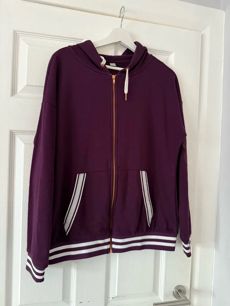 Bench sweat jackets each 10 Euro - Image 1