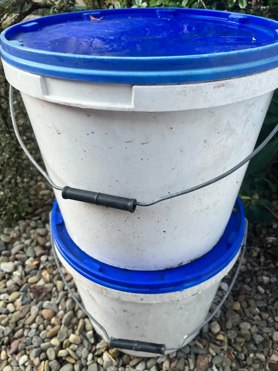 For sale buckets with lids - Image 3