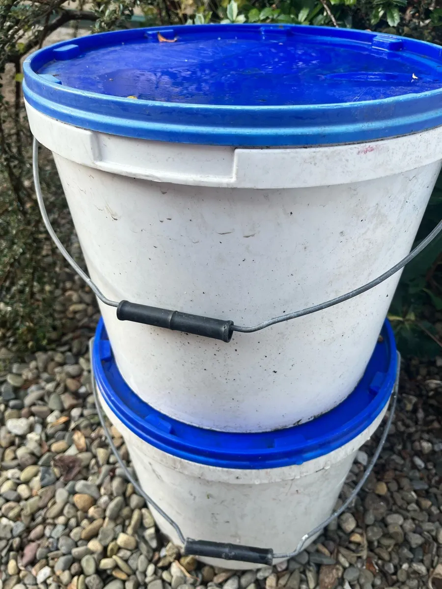 For sale buckets with lids - Image 4
