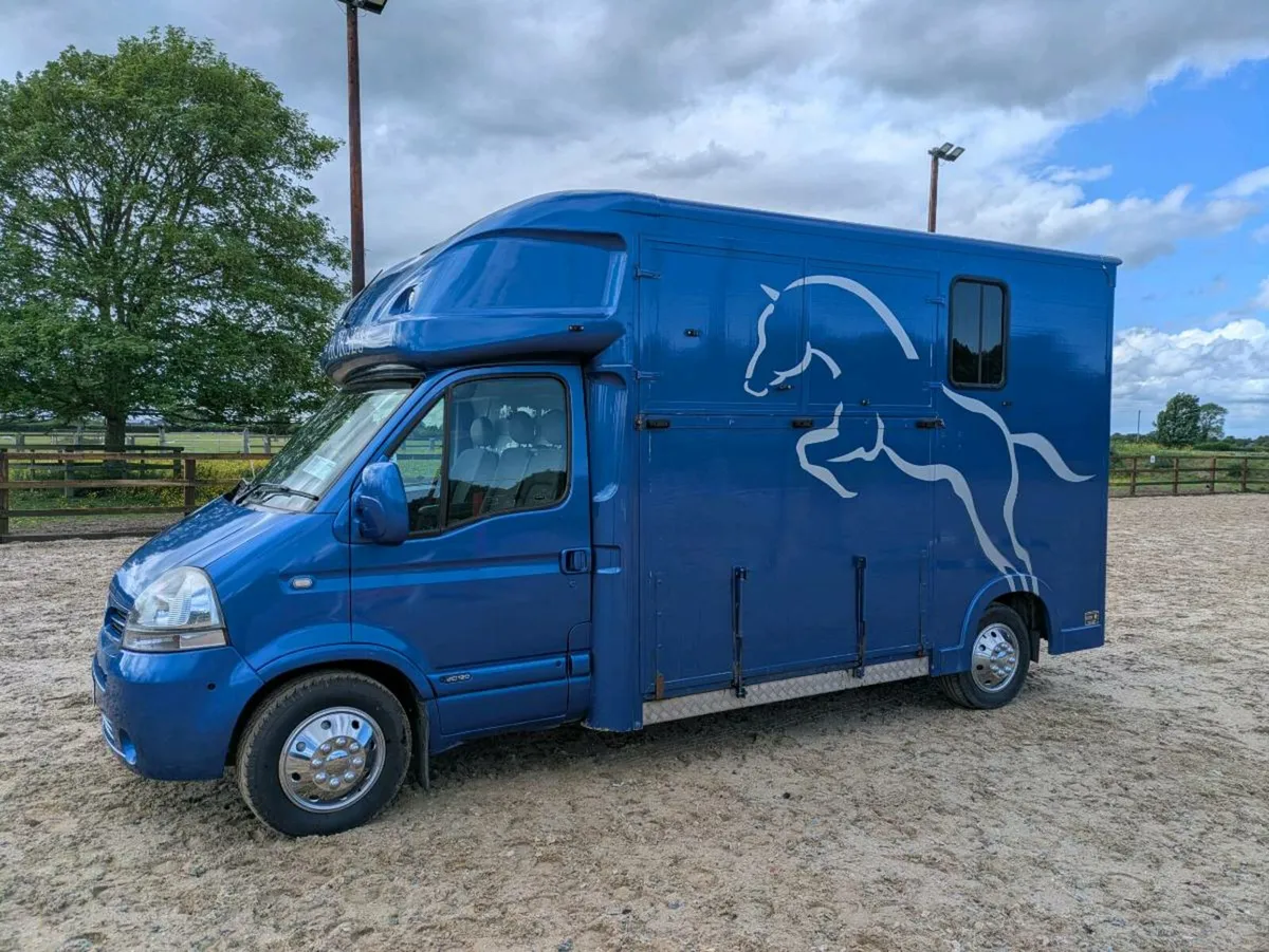 Regent 3.5ton long stall horsebox - Image 1