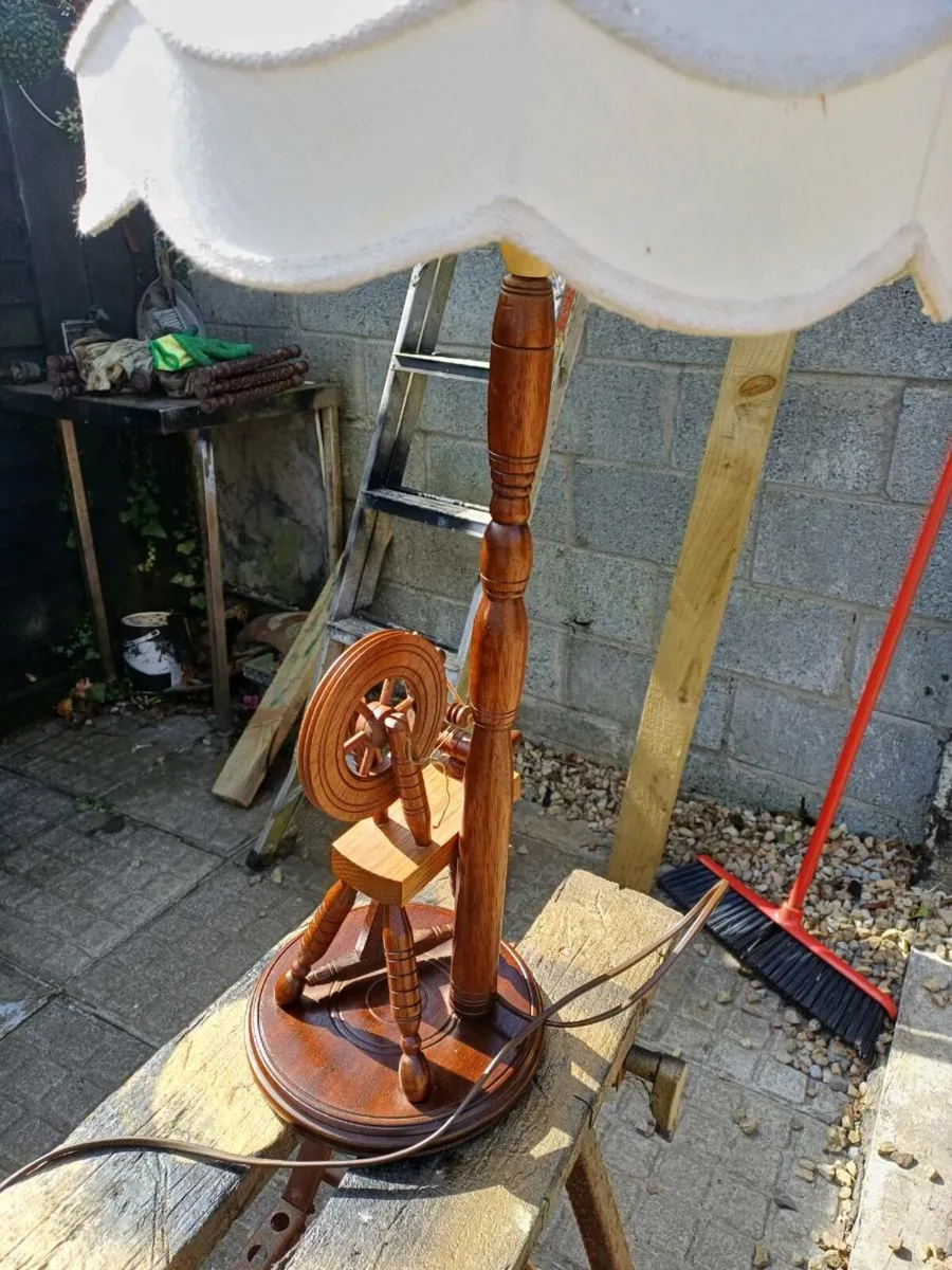 1950s Spinning Wheel Table Lamp - Image 4