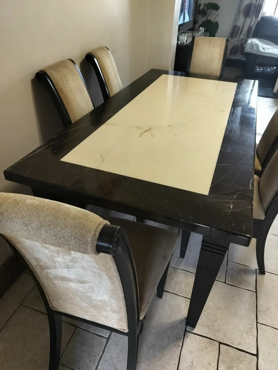 Marble table and chairs - Image 3