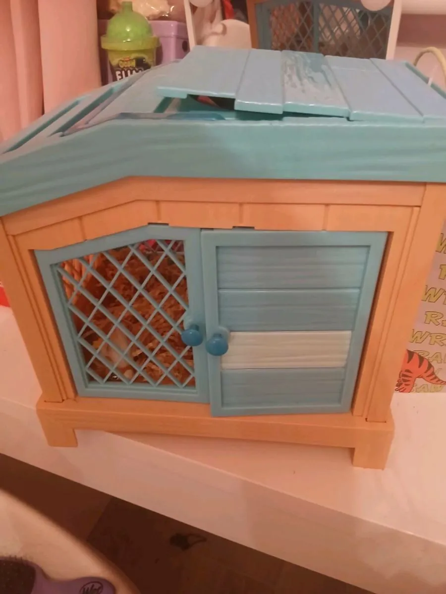 Toy Guinea pig hutch & babies - Image 1