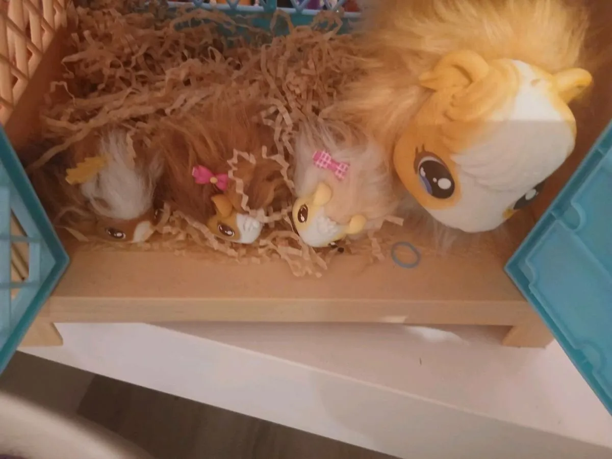Toy Guinea pig hutch & babies - Image 3