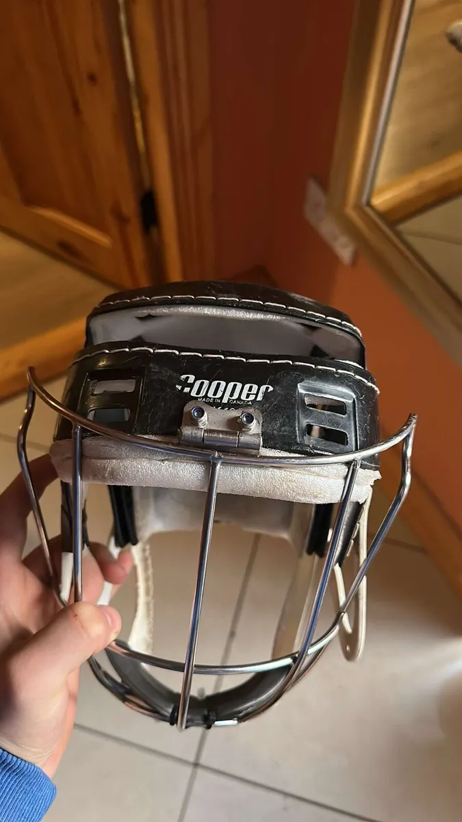 Hurling helmet - Image 1