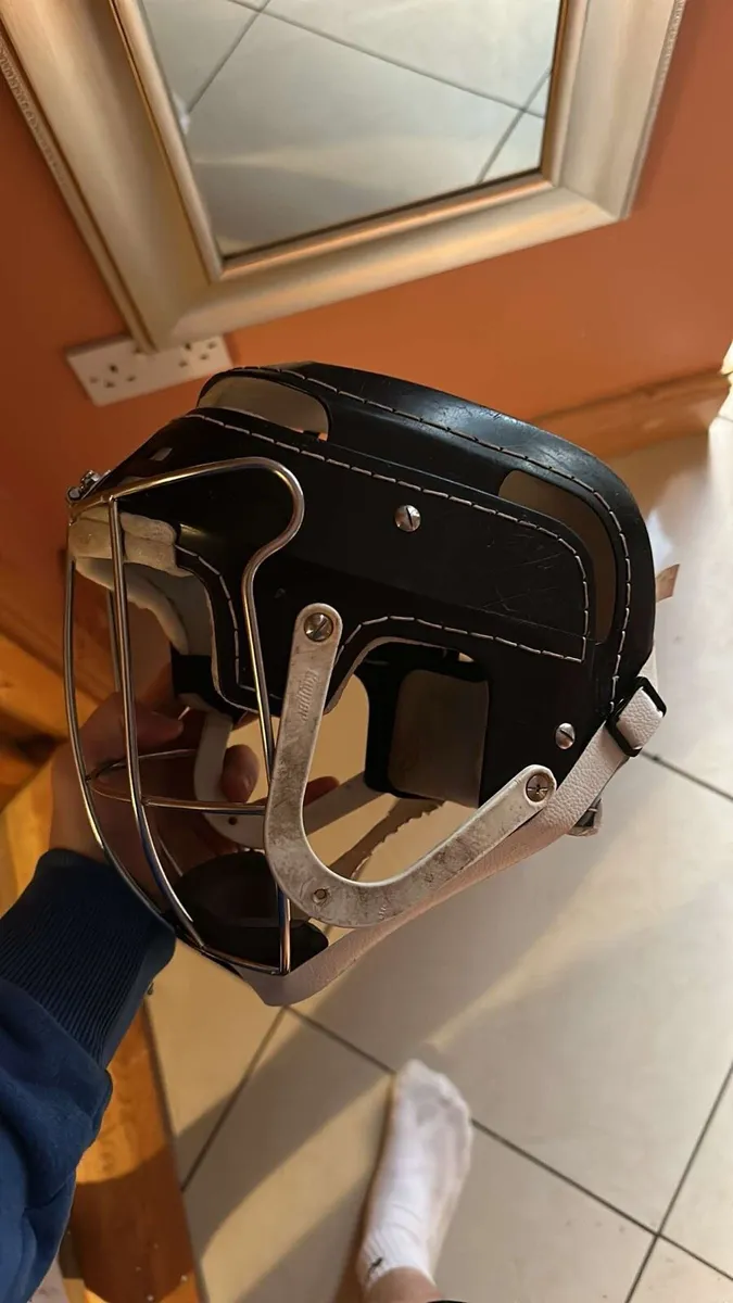 Hurling helmet - Image 2