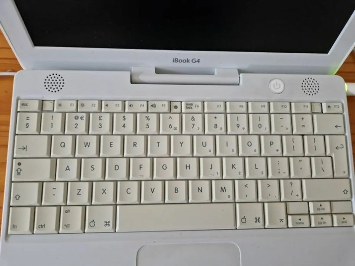 APPLE MAC IBOOK G4, in excellent Condition - Image 1