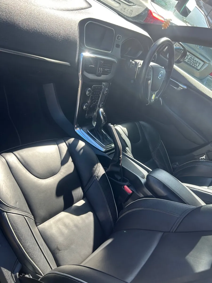 Volvo V40 2015 - Image 2