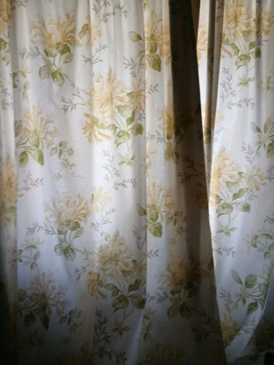 Curtains - Image 2