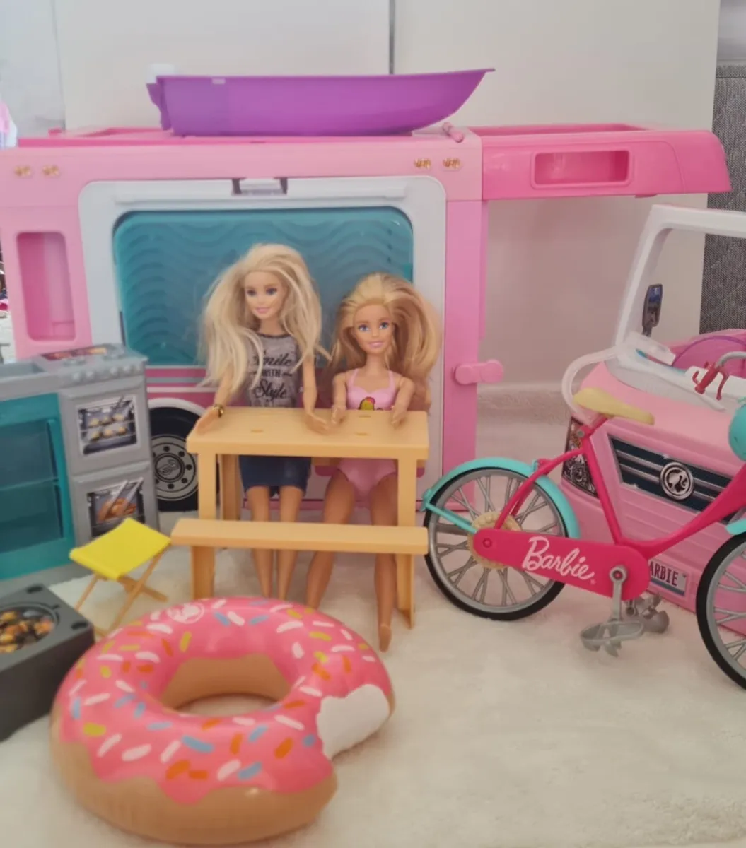 Barbie 3-in-1 camper with bicycle, dolls and acces - Image 1