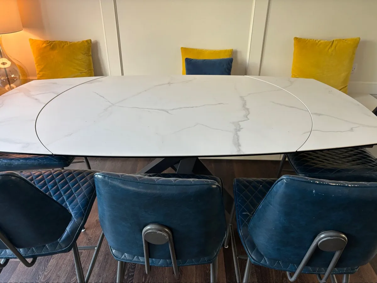 Dining table - Image 1
