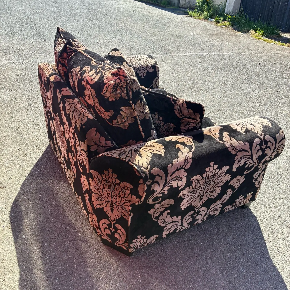 Beautiful V. Comfy 2 seater couch black & gold - Image 3