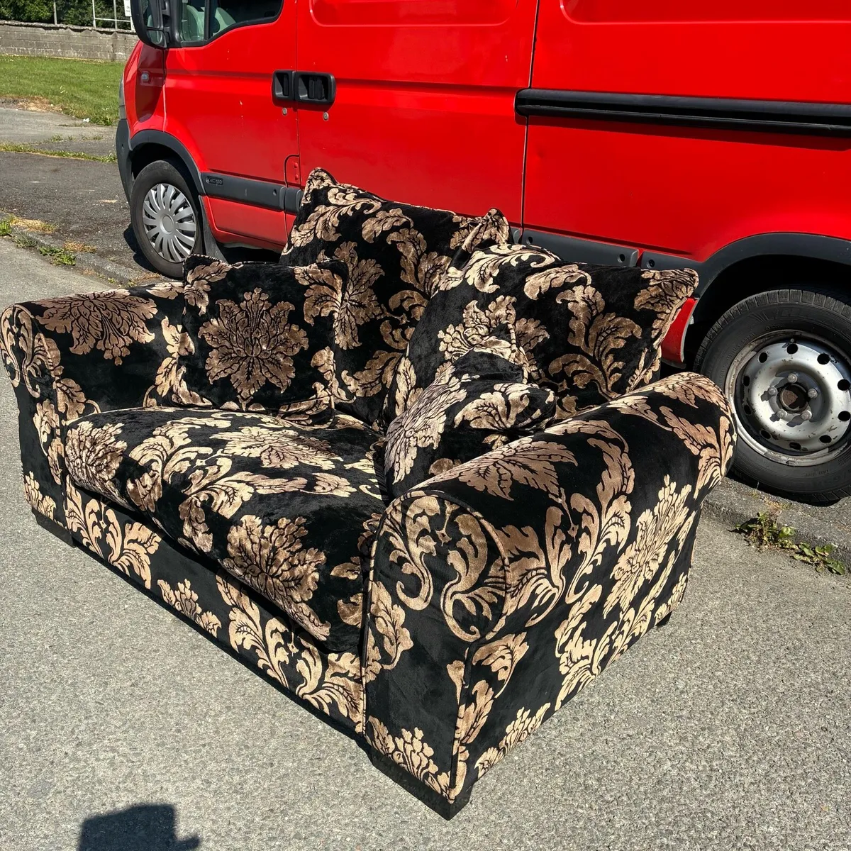 Beautiful V. Comfy 2 seater couch black & gold - Image 4