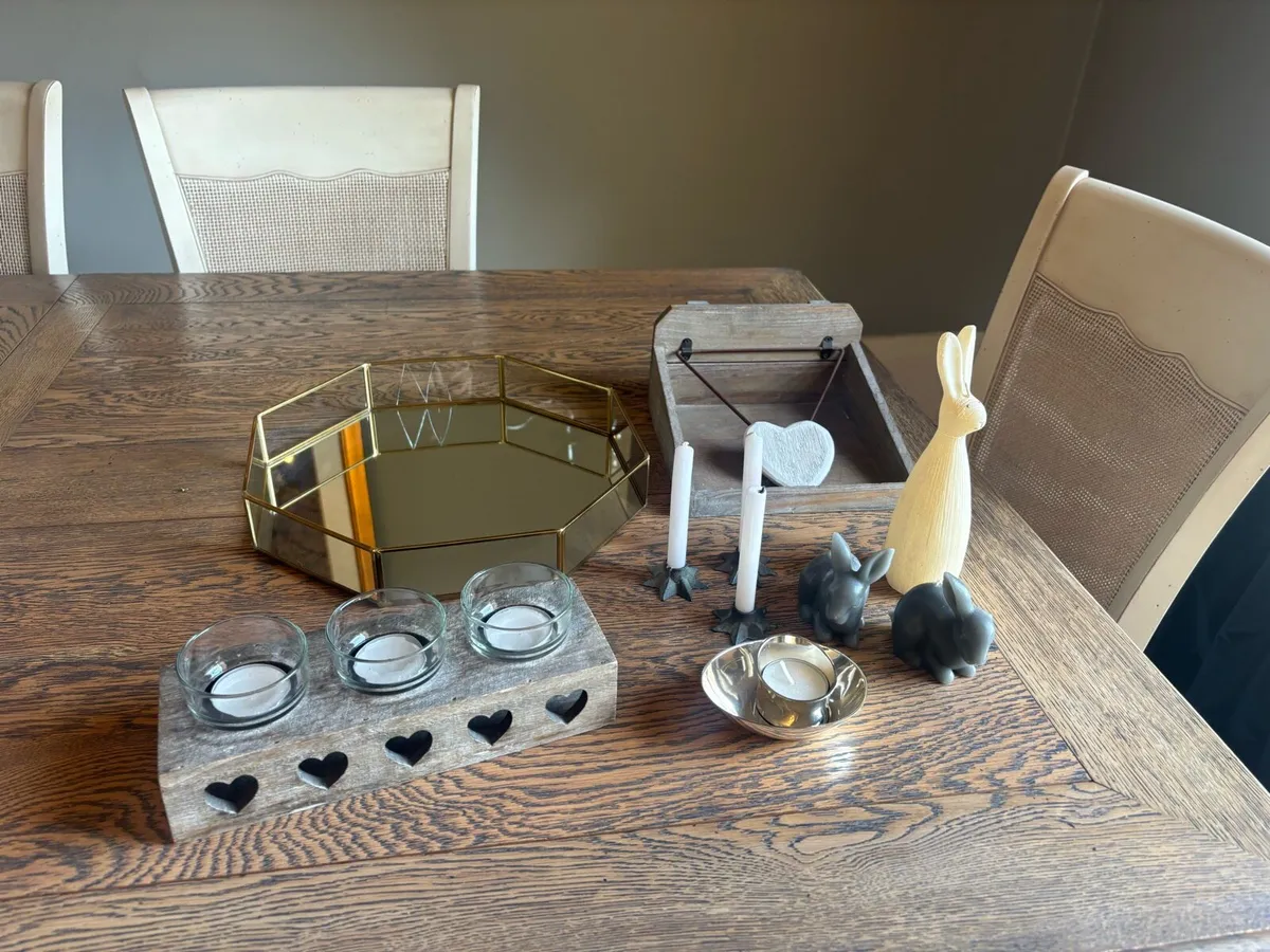 Assorted ornaments - Image 1