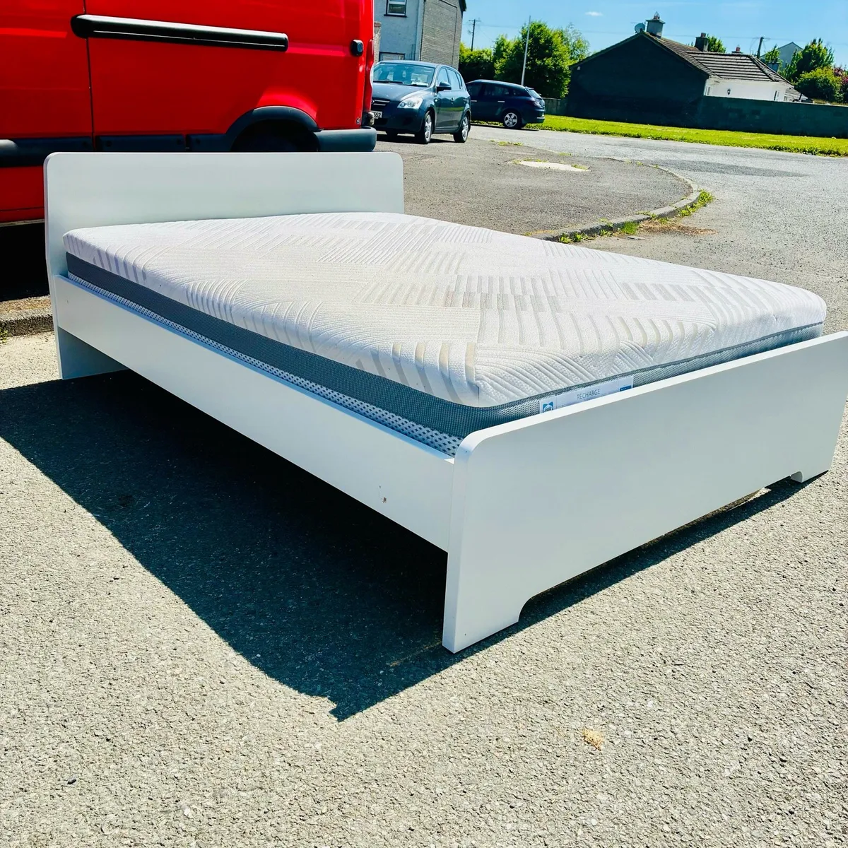Fab! 5ft King White frame & Sealy Mattress - Image 3