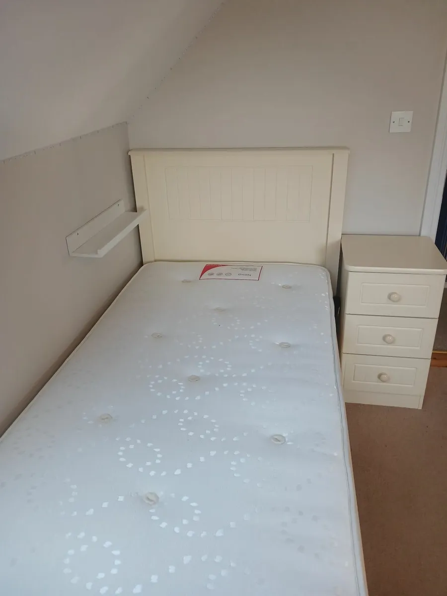 Single bed x 2 & bedside locker x 2 - Image 3