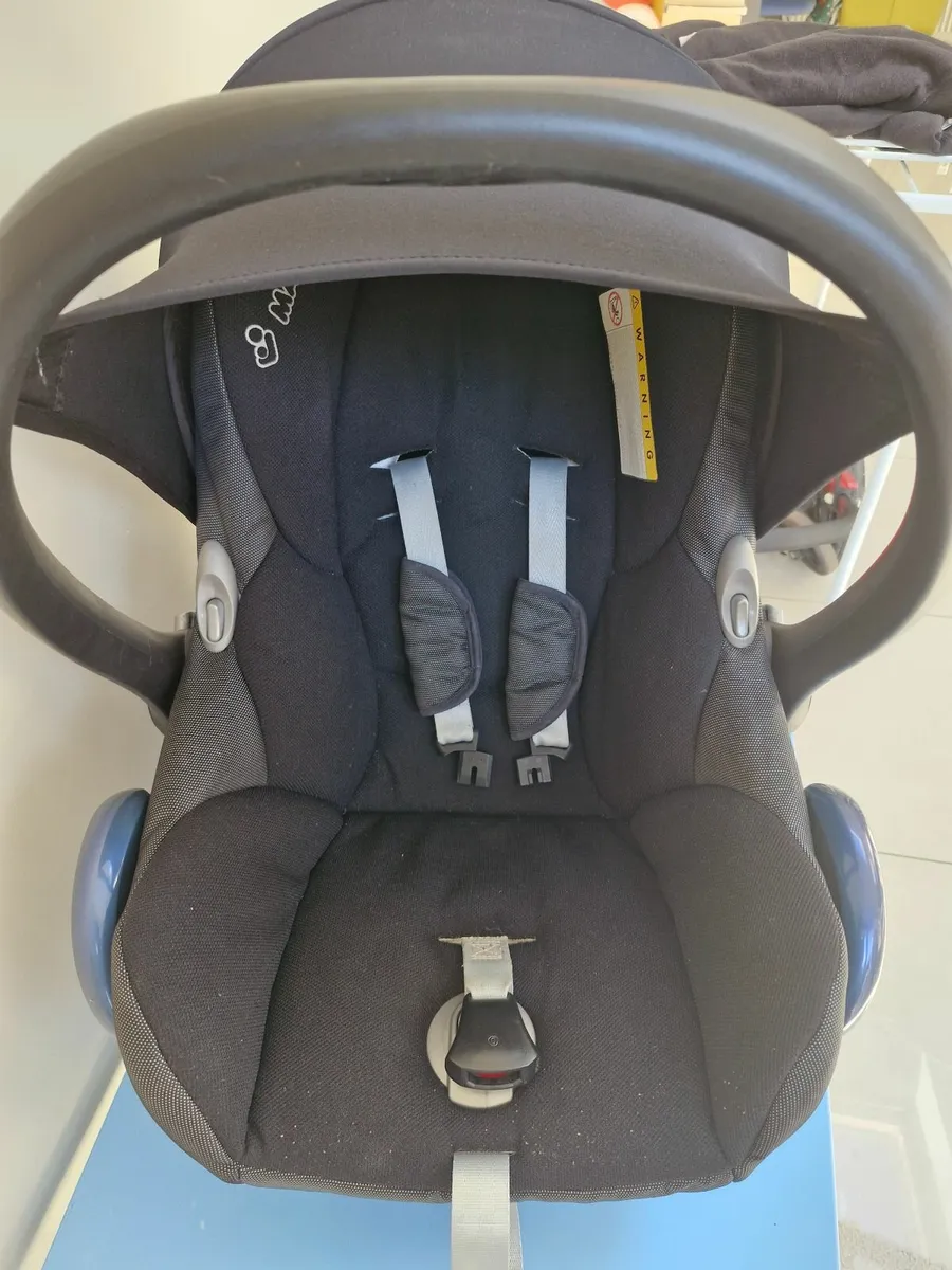 Maxi Cosi Seat and base for car - Image 2