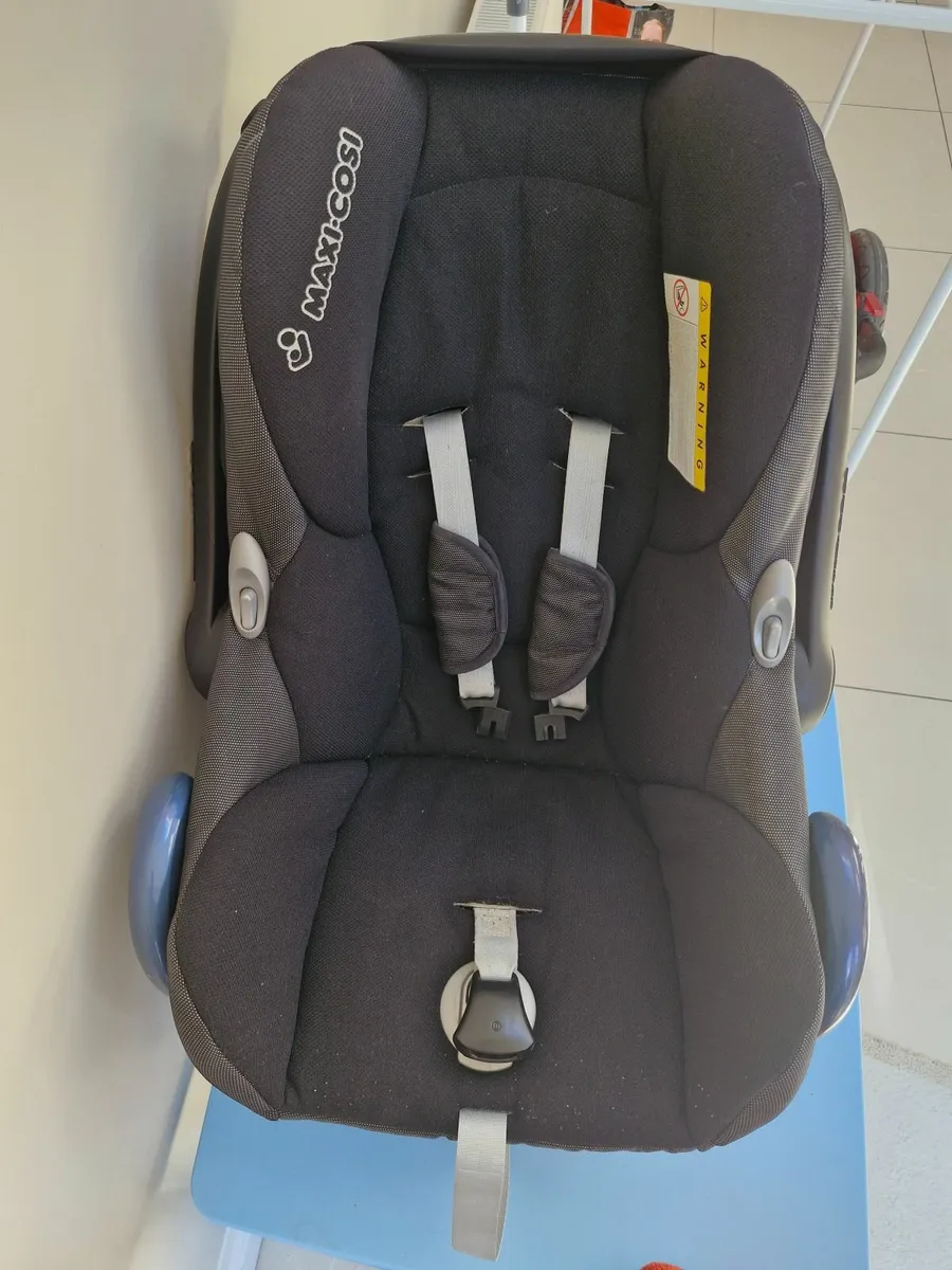 Maxi Cosi Seat and base for car - Image 3