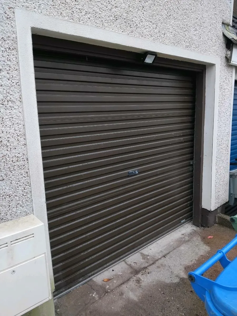 Garage door - Image 1