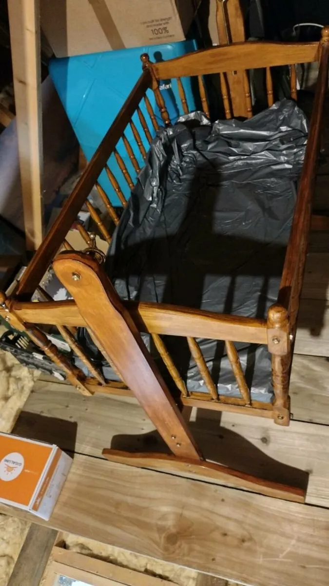 Wooden crib - Image 1