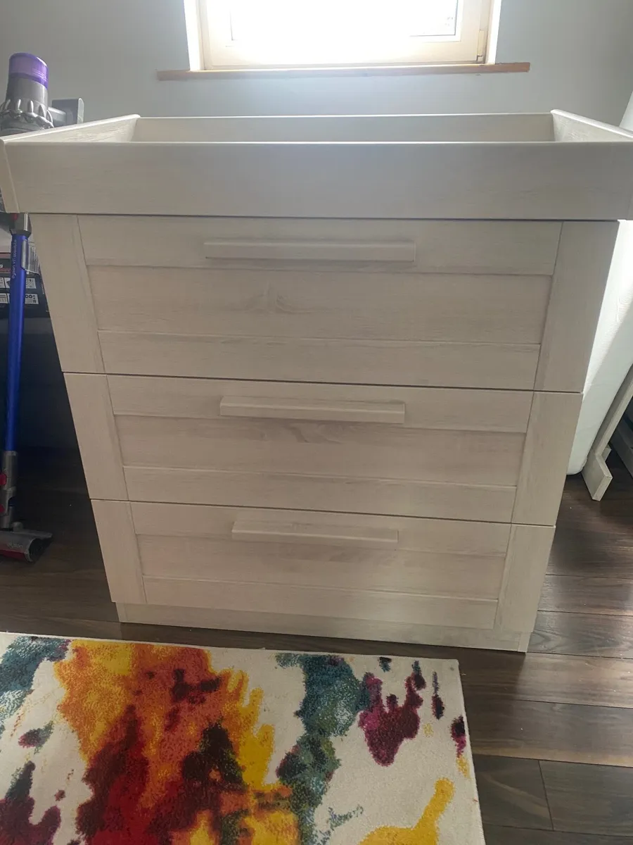 Cotbed & chest of drawers - Image 4