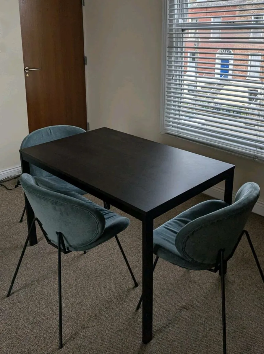 Dinning table - Image 1