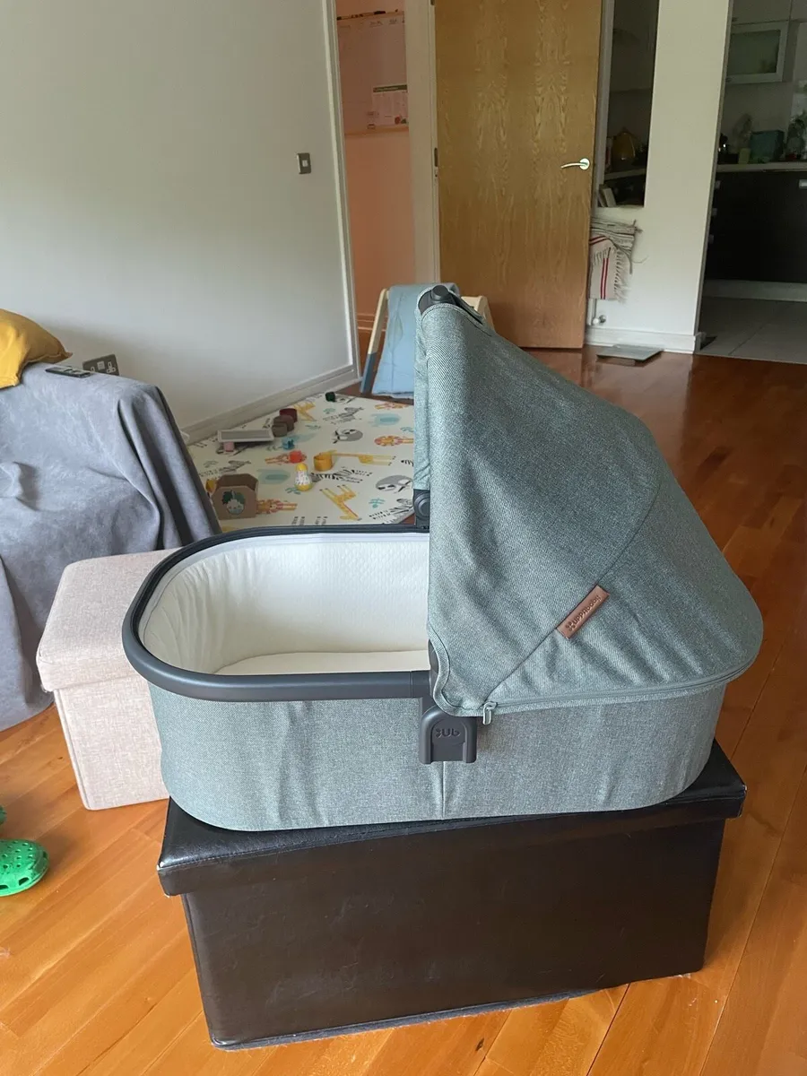Uppababy V2 Carrycot Gwen (Green) - Image 1