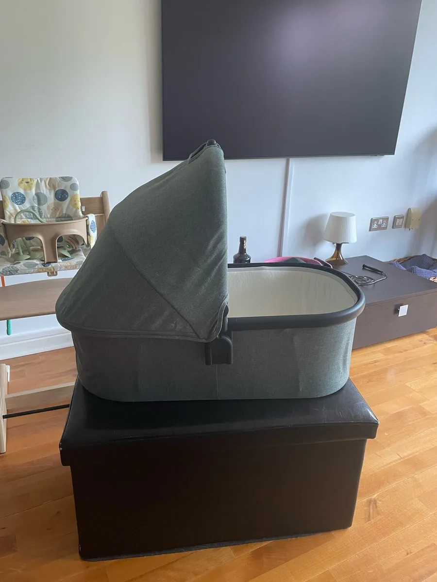 Uppababy V2 Carrycot Gwen (Green) - Image 2