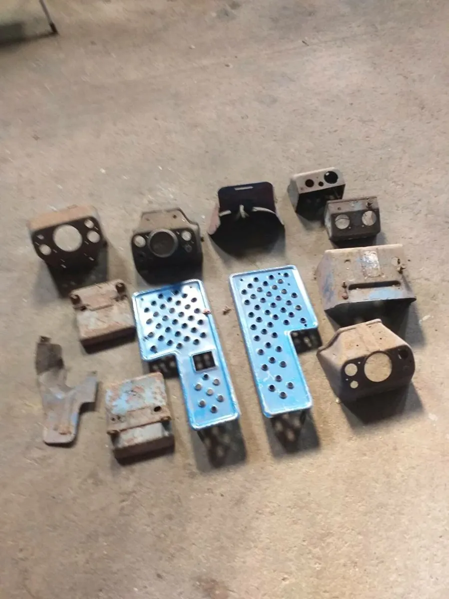 Tractor parts and other bits - Image 1