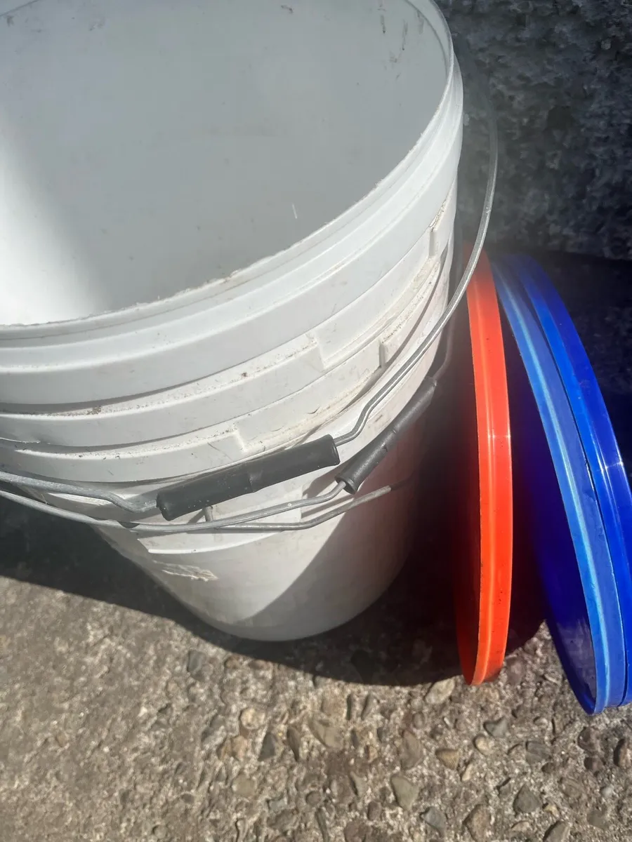 For sale buckets with lids - Image 1
