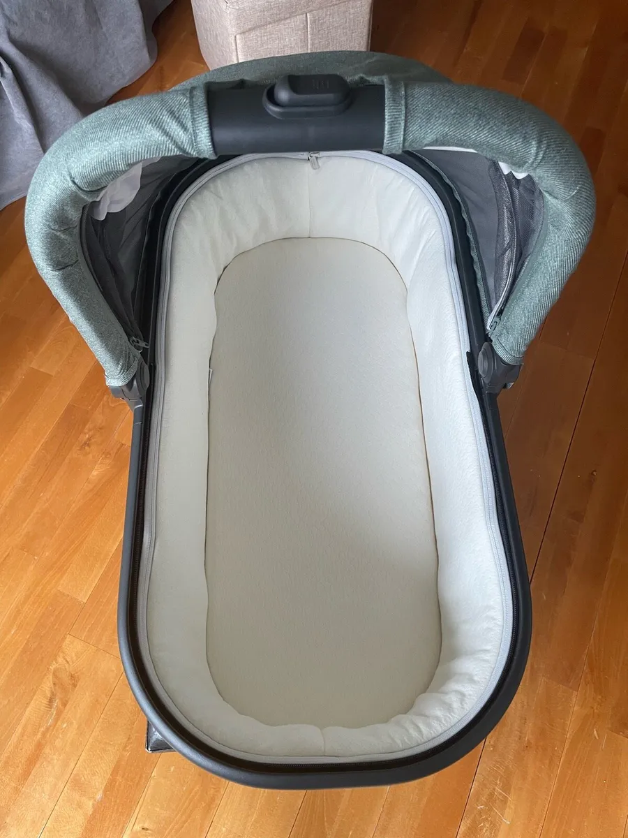 Uppababy V2 Carrycot Gwen (Green) - Image 3
