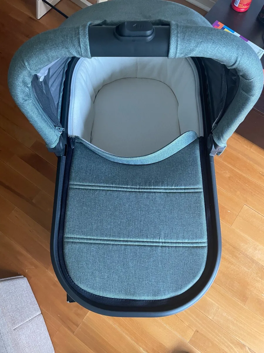 Uppababy V2 Carrycot Gwen (Green) - Image 1