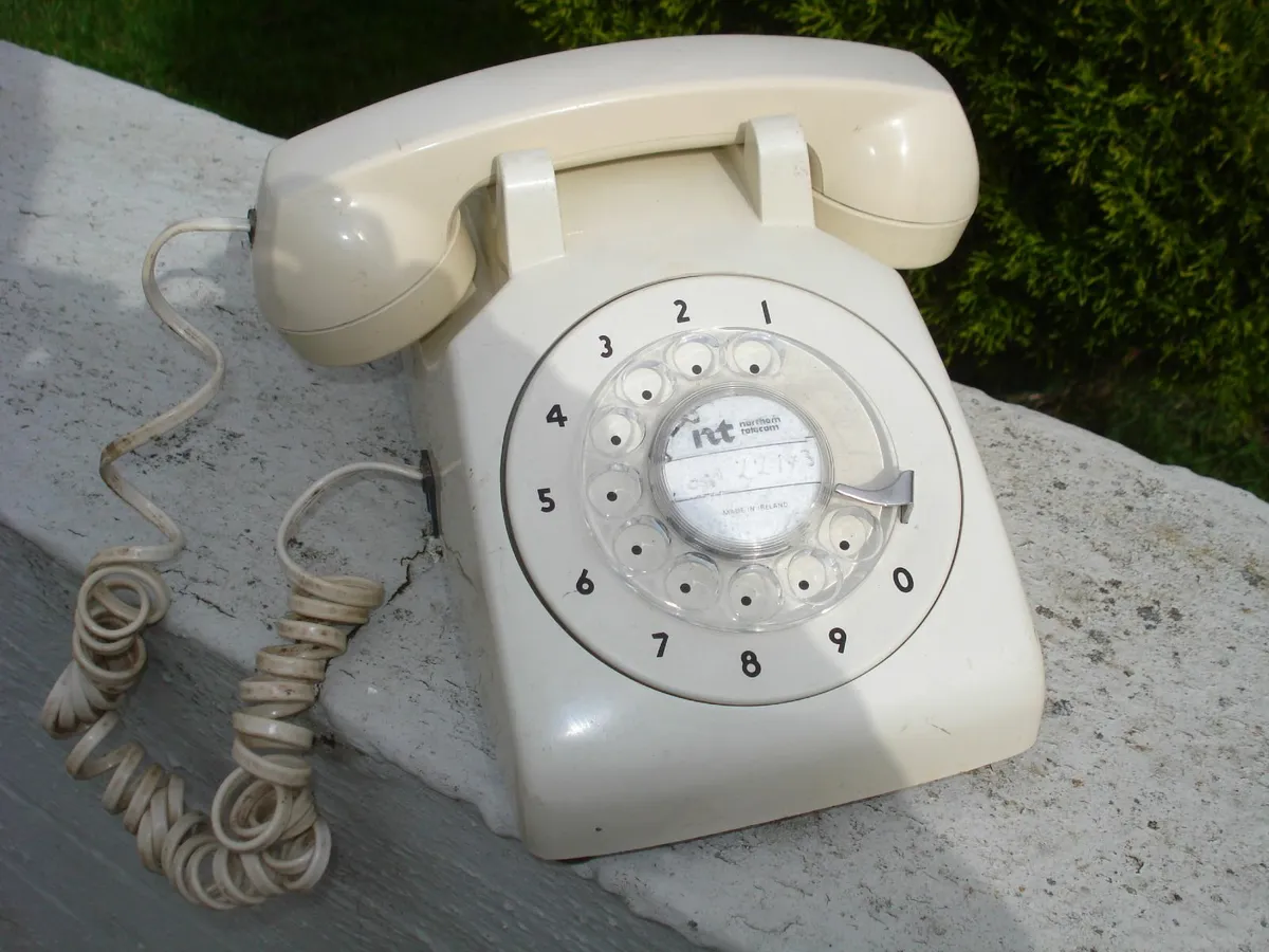 VINTAGE FINGER DIAL ROTARY PHONE. - Image 1