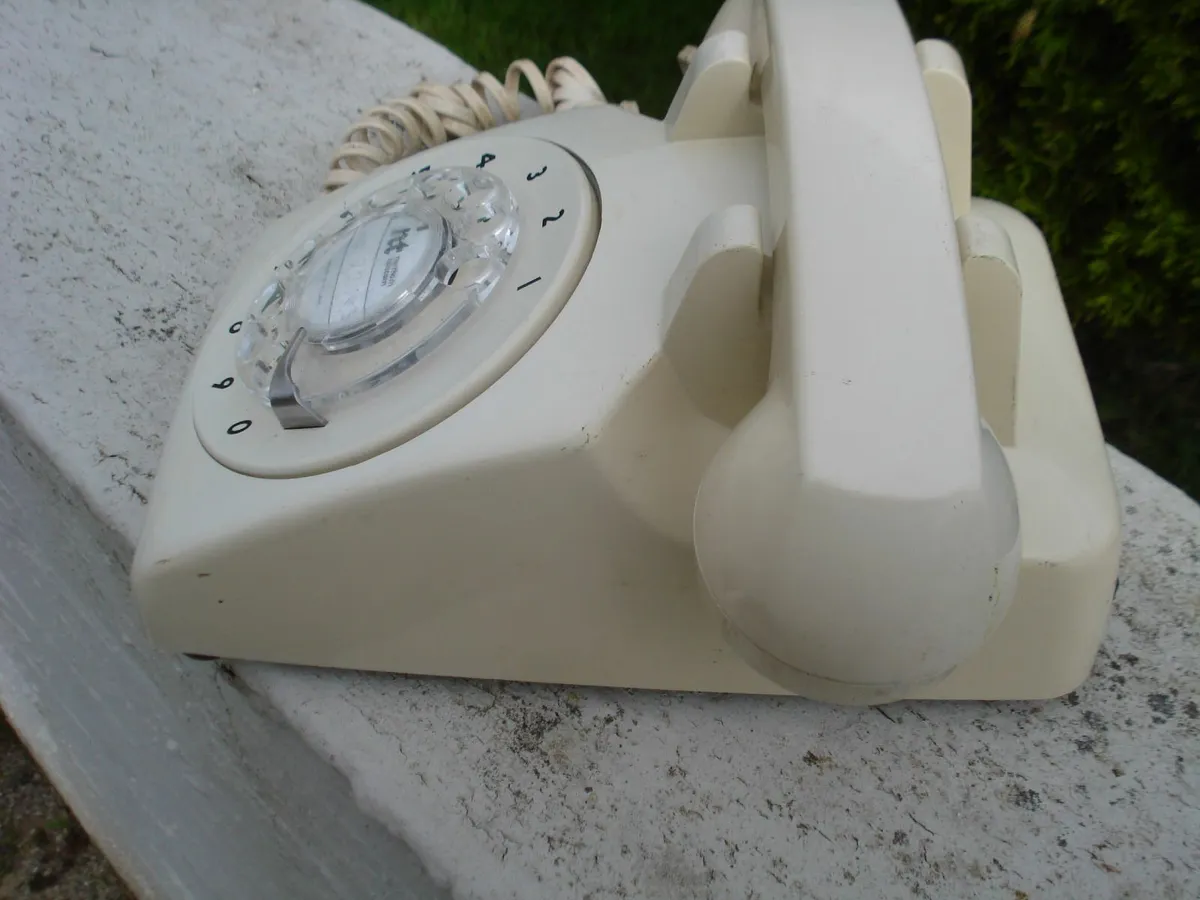 VINTAGE FINGER DIAL ROTARY PHONE. - Image 2